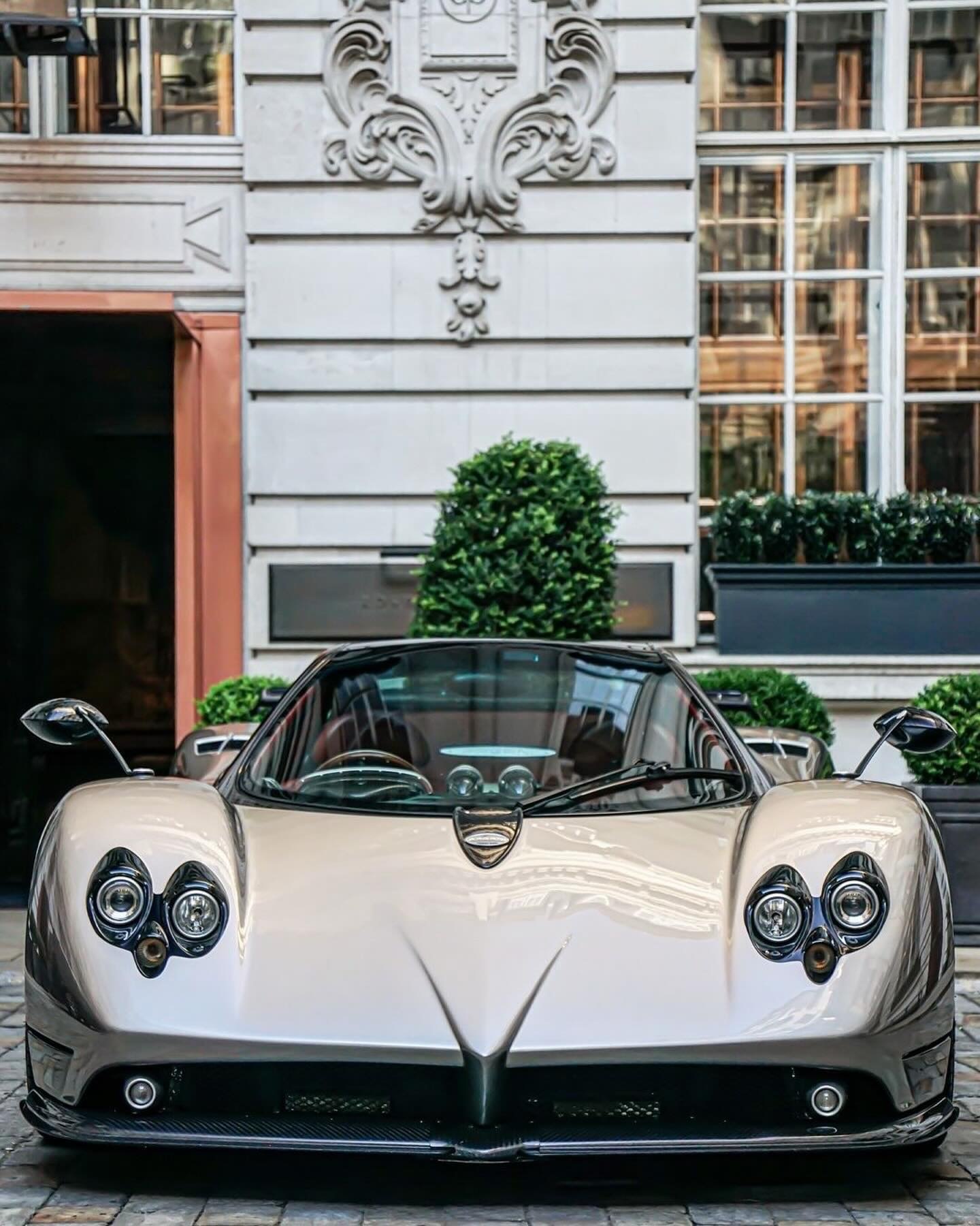 帕加尼最新款，小巷中的隐藏豪车