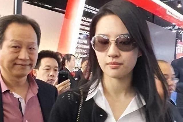 明星面对绯闻，变化、自信与成长的旋律之旅