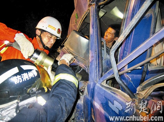 鄂州车祸最新动态,事故原因、救援进展及预防措施分析揭秘