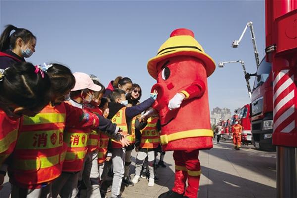 消防动漫人物,高科技守护者,点亮安全之光之光荣使命的守护者。